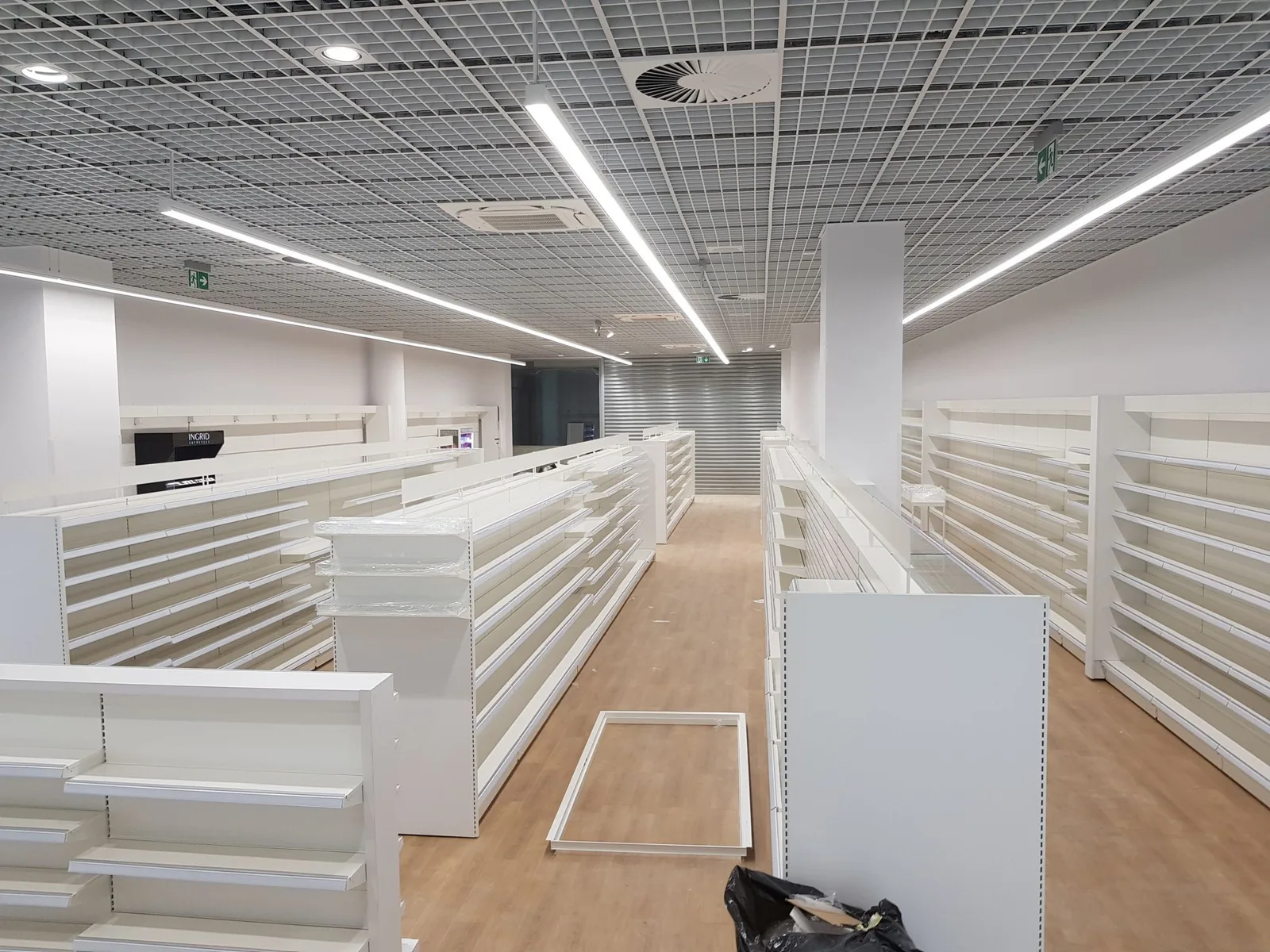 Instalacja oświetlenia w obiekcie handlowym — realizacja Multikonekt